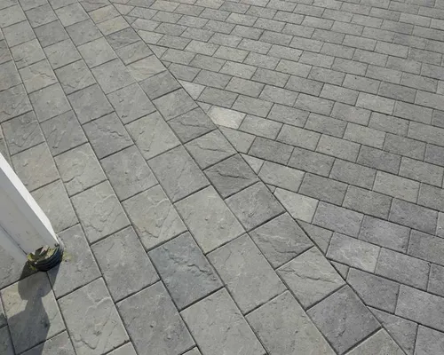 Relieff xxl kombinert med relieff i ulike mønster på gårdsplass