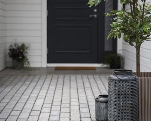 Den drenerende belegningssteinen Arena Dren fra asak miljøstein på gårdsplass i fargen grå, stående