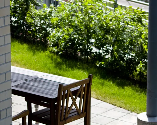 Helle Grå fra asak miljøstein på liten utendørs terrasse utenfor boligblokk.