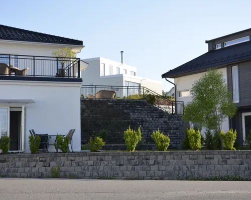 Asak Miljøstein sin støttemur Mini exclusive  på boligfelt, en høy og en lav i front