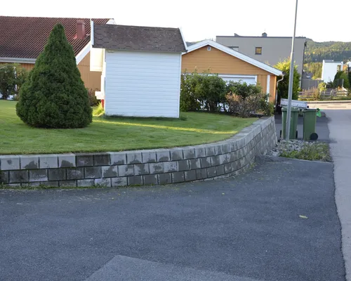 Støttemuren Mini grå på privat boligområde ut mot vei
