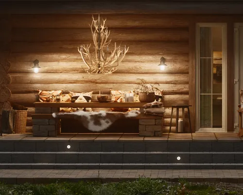 En enkel sittegruppe av Herregård mur, brunmix og treverk som gir deg muligheten til å dele et utendørs måltid med venner og familie.